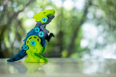 Tyrannosaurus Rex plastik oyuncağı doğaya karşı