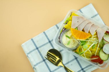 Paket paketli sağlıklı vejetaryen salatası.