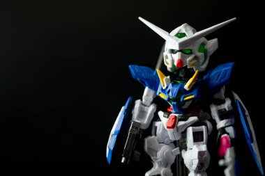 Samut Prakan, Tayland - 18 Şubat 2021: Siyah arka planda Gundam anime figürü. Anime, Japonya 'da popüler bir çizgi film türü..