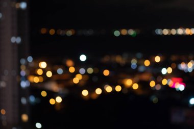 Gece şehir manzarasının bulanık arkaplanı, yukarıdan görünüm