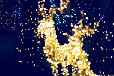 Geyiklerin LED ışıklı figürleriyle bulanık arka plan tropikal gece bahçesi