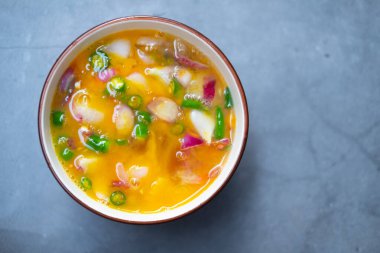 Çiğ yumurta, kırmızı soğanlı ve acılı. Tayland omleti hazırlama (kırmızı soğan, çiğ yumurta, balık sosu, biber ve şeker gibi omlet malzemeleri))