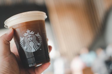 Bangkok, Tayland - 19 Ocak 2021: nitro soğuk kahve Starbucks Store Cafe 'de el ele içmeye hazır. Starbucks kahve markası logosu Nitro americano kahve soğuk bira içeceği