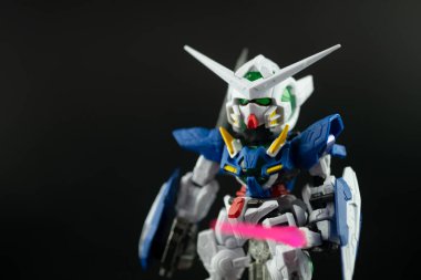 Samut Prakan, Tayland - 19 Şubat 2021: Gundam aksiyon figürü ve oyuncaklar. Gunpla & Bandai 'nin kurgusal Gundam evreninin karakterleri siyah bir arkaplanda