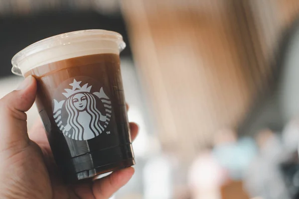 Bangkok, Tayland - 19 Ocak 2021: nitro soğuk kahve Starbucks Store Cafe 'de el ele içmeye hazır. Starbucks kahve markası logosu Nitro americano kahve soğuk bira içeceği