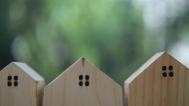 Kleines Holzhaus Des Dorfes Aus Nächster Nähe Immobilienhypothek Oder Kaufkonzept — Stockvideo