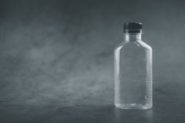 Plastik su şişesi. Paket ya da ürün resmi için kullanılıyor ve kopyalama alanı.