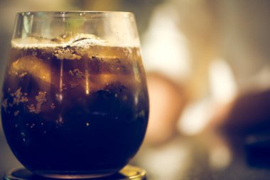 Sofrada bir bardak viski, meşrubat ve buz..