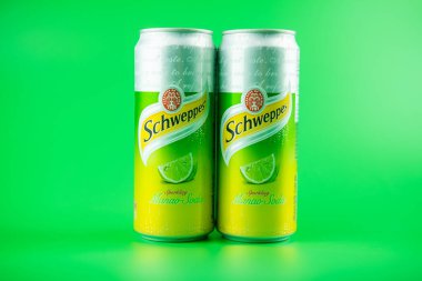 Bangkok, Tayland - 20 Şubat 2021: Yeşil arka planda iki kutu Schweppes Manao Soda. 1870 'te çeşitli karbonatlı sulara sahip İçecek Markası.
