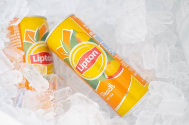 Bangkok, Tayland - 20 Şubat 2021: Şeftali aromalı buzlu iki adet Lipton Ice Tea ürünü.