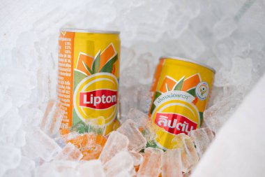 Bangkok, Tayland - 20 Şubat 2021: Şeftali aromalı buzlu iki adet Lipton Ice Tea ürünü.