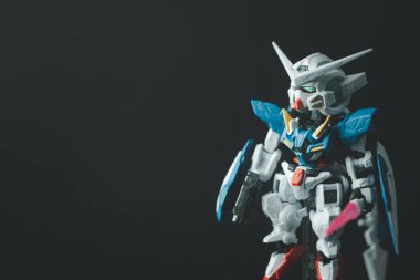Samut Prakan, Tayland - 20 Şubat 2021: Siyah arkaplandaki Gundam rakamlarına yakın çekim. Gunpla & Bandai 'nin kurgusal Gundam evreninin karakterleri.