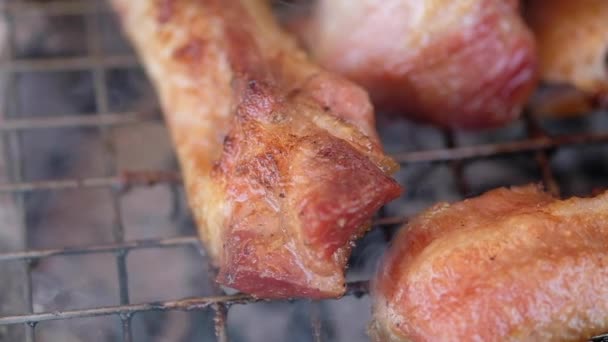 Gegrilde Varkensnek Een Grill Verbranding Van Houtskool Rook — Stockvideo