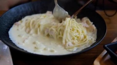 Jambonlu ve peynirli spagetti yiyorum.