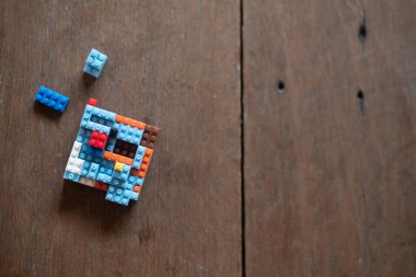 Ahşap masada renkli plastik tuğlalar. en üstteki görünüm