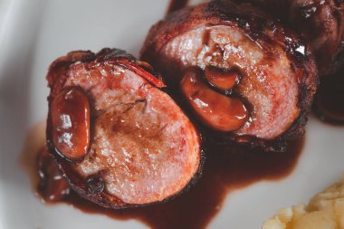 Lezzetli pastırmalı bifteğe yakın çekim. Seçici odak