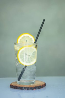 Limon ve saman dilimleriyle buz gibi kaynak suyu.