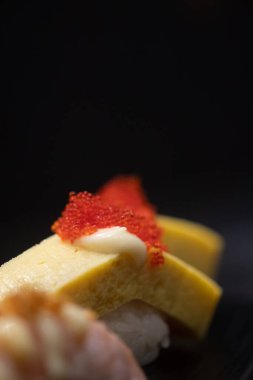 Yumurtalı suşi ya da mayonez ve somon yumurtası soslu tamago sushi. Seçici odak
