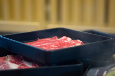 Japon restoranındaki siyah tepside çiğ et.