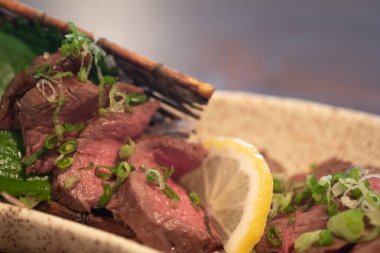 Limon dilimli soğanlı wagyu bifteği.