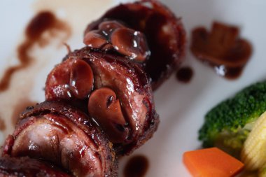 Lezzetli pastırmalı bifteğe yakın çekim. Seçici odak