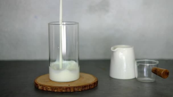 Närbild Mjölk Hälls Ett Glas Slow Motion — Stockvideo