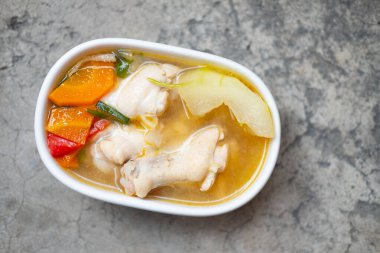 Haşlanmış yeşil karpuz tavuk budu ve beyaz seramik kasede havuç sağlıklı yiyecekler için. Tayland ev yemeği.