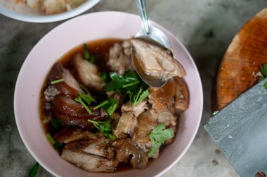 Pembe kasede tatlı soslu domuz budu..