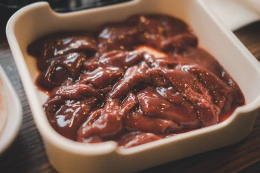 Beyaz tabakta taze domuz ciğeri ya da Sukiyaki ya da Shabu Shabu için.