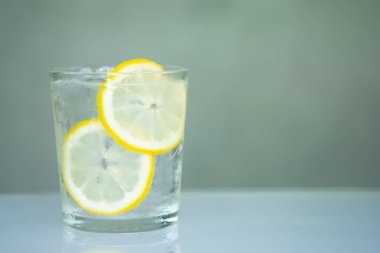 Bardakta taze limonata dilimi olan soğuk su. Soğuk yaz içeceği