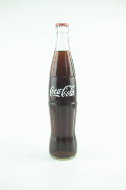 Samut Prakan, Tayland - 27 Şubat 2021: Coca Cola şişesi açılmamış meşrubat. Coca Cola 'nın ünlü içeceği klasik paket vintage beyaz kola yazdır.