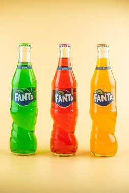 Samut Prakan, Tayland - 27 Şubat 2021: Cam hacimli 375 ML 'lik popüler meşrubat. Fanta üç çeşnili meşrubat Coca-Cola Company tarafından üretilen bir karbonatlı içecek..