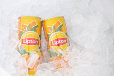 Bangkok, Tayland - 28 Şubat 2021: Şeftali aromalı buzlu iki adet Lipton Ice Tea ürünü.