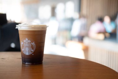 Bangkok, Tayland - 28 Şubat 2021 Starbucks 'taki Starbucks Nitro Soğuk Bira Kahvesi plastik bardağı götürdü. Starbucks, 61 ülkede 20.000 'den fazla mağazası olan dünyanın en büyük kahve dükkânı..