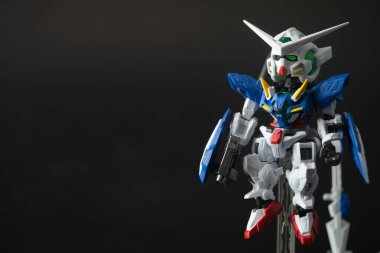 Samut Prakan, Tayland - 28 Şubat 2021: Mobil Suit Gundam model ve oyuncakları. Gunpla & Bandai 'nin kurgusal Gundam evreninin karakterleri siyah bir arkaplanda