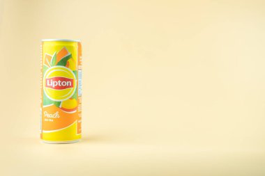 Bangkok, Tayland - 28 Şubat 2021: Lipton 'un şeftali aromalı iki adet alüminyum kutu Ice Tea ürünü ve İngiliz-Hollandalı çok uluslu tüketici malları şirketi Unilever' e ait..