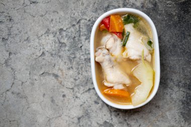 Haşlanmış yeşil karpuz tavuk budu ve beyaz seramik kasede havuç sağlıklı yiyecekler için. Tayland ev yemeği.