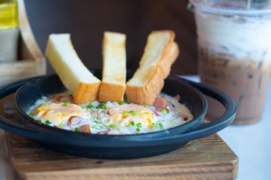 Soslu yumurta ve dilimlenmiş ekmek. Tayland tarzı ev yapımı.