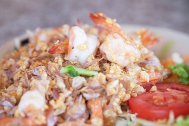 Karidesi çıtır sarımsaklı biberle kapat. Tayland yemeği.