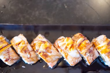 Birinci sınıf suşi, somon balığı turu. Japon yemek tarzı.