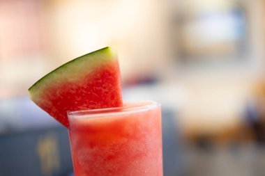 Bardakta karpuz meyveli karpuz püresi. Seçici odak