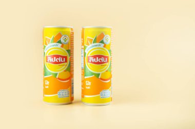 Bangkok, Tayland - 8 Mart 2021: Lipton Ice Tea, sarı arka planda iki kutu şeftali suyu. Lipton Ice Tea, Lipton tarafından satılan bir markadır.