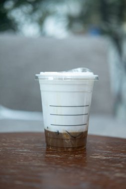 Bangkok, Tayland - 8 Mart 2021 Starbucks Kahve Dükkanı için yeni içecek, Buzlu Tuzlu Karamelli Cloud Macchiato. Starbucks dünyanın en büyük kahve evi..