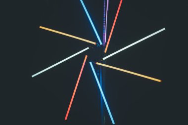 Gece arkaplanındaki floresan ışık demeti