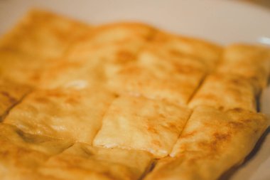 Tayland usulü gözleme yumurtalı roti 'yi kapat. Tayland sokak yemekleri ve tatlıları