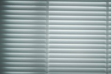 Beyaz PVC panjurlu pencere, yakın plan.