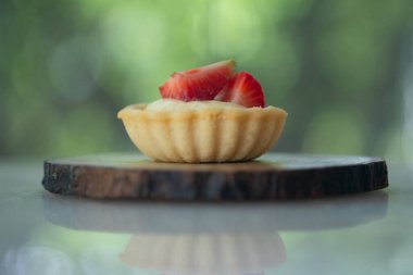 Taze çilek ve vanilya kremalı ev yapımı tartlar.