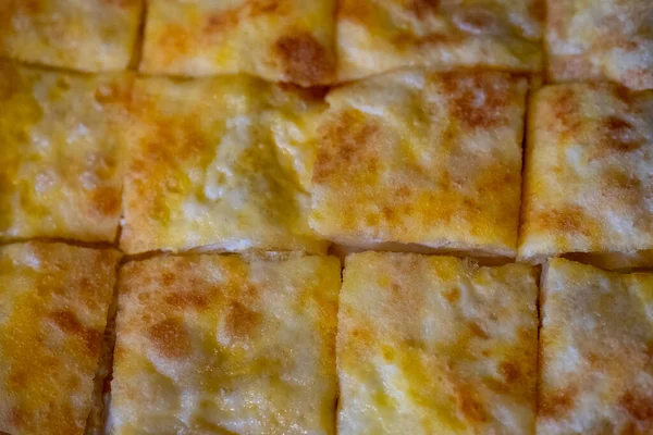 Yumurtalı Tayland usulü krep yakın çekim. Tayland sokak yemekleri ve tatlıları