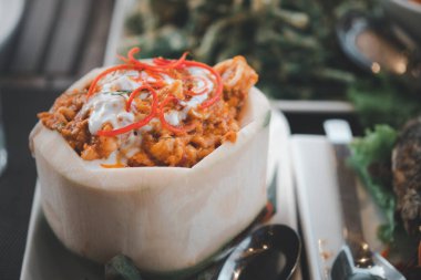 Hindistancevizli körili balık, karides ve mürekkep balığı. Bu yemek.