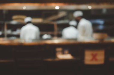 Japon şefin Japon lokantasında yemek yaptığı soyut bulanık görüntü..